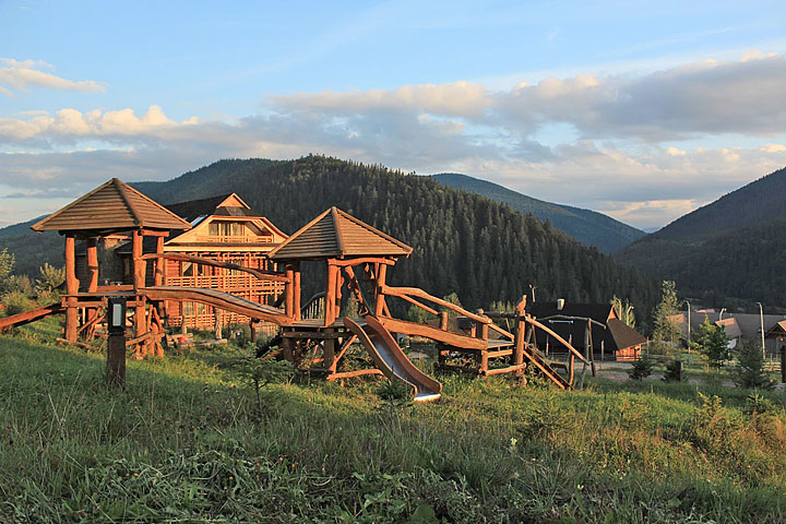 Найкращі готелі з похідними маршрутами по горах навесні