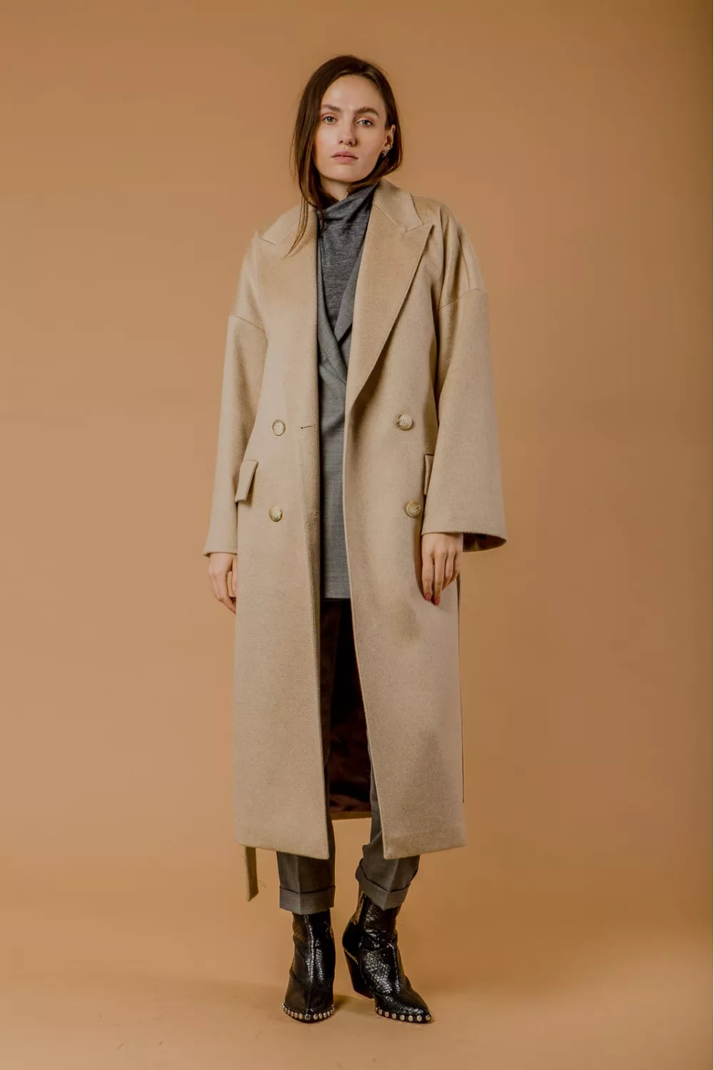 Женское зимнее кашемировое пальто от производителя: создание индивидуального образа
