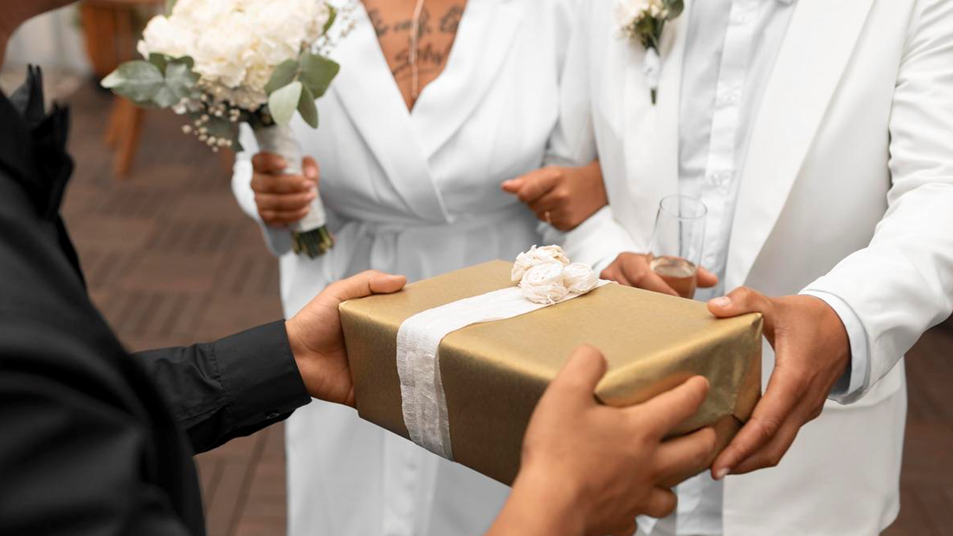 Какой подарок выбрать супругам на опаловую годовщину (21 год)