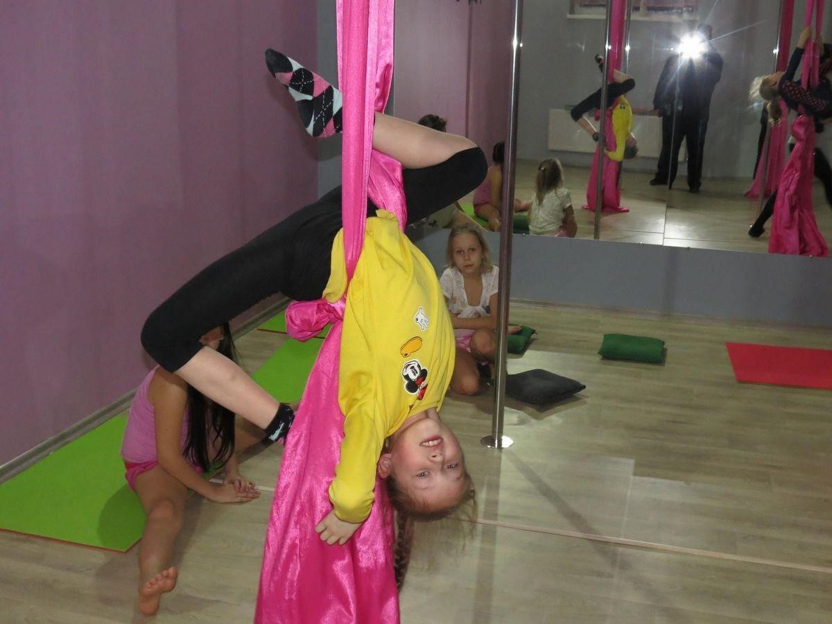 Гімнастика на полотнах: що це таке та з якого віку можна приводити дитину