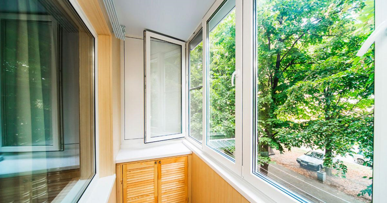 Скління приватних будинків і новобудов: які матеріали підійдуть найкраще?