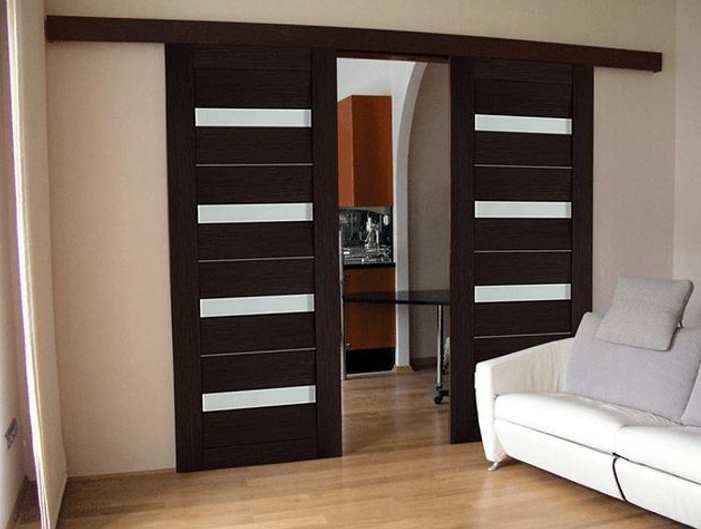 Розсувні металопластикові двері REHAU: плюси конструкції та чому вони актуальні