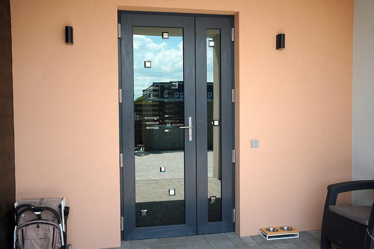 Вхідні пластикові двері Рехау: як обрати та замовити двері REHAU для дому