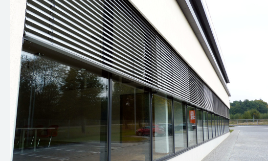 Фасадные жалюзи на окна оптом от производителя: внешние рафшторы для домов и новостроек